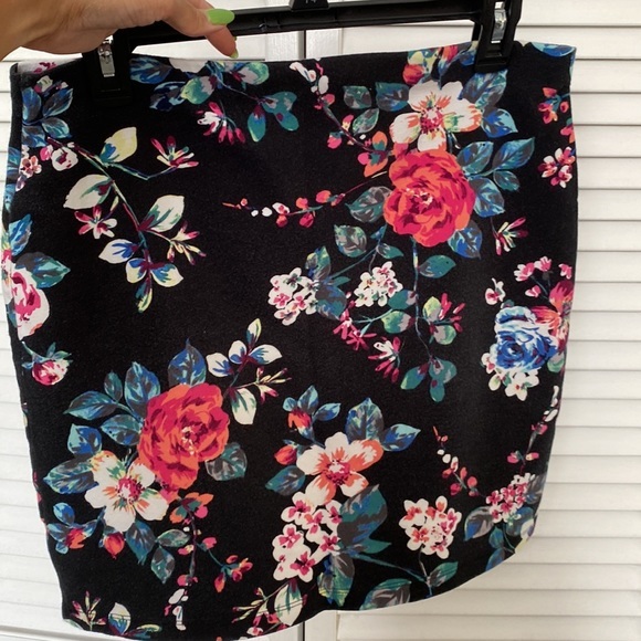 Express Skirt Black‎ and floral print size L - Picture 2 of 3